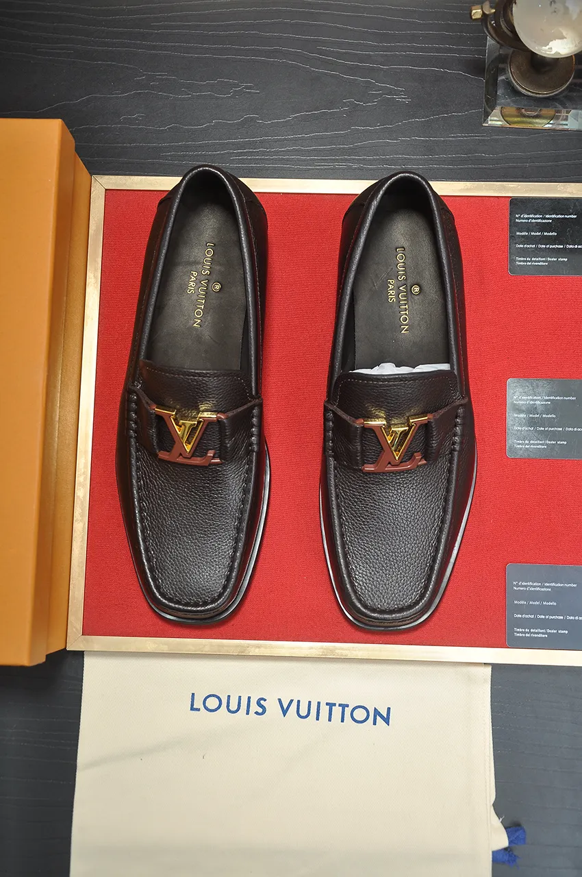 Men's men's shoes 💰520💶 [LV] (original single cowhide lining) 🍀LV's latest genuine leather business suit shoes are launched simultaneously on the official website. The first-layer cowhide imported from Italy is made of heavy gold, 💥official website 1:1 rubber outsole. Versatile to wear, high-end without losing class, and the color combination is extraordinary. This four-season style is alluring when worn on your feet, showing off your big-name flair. Standard code 38-45 (45 customized)